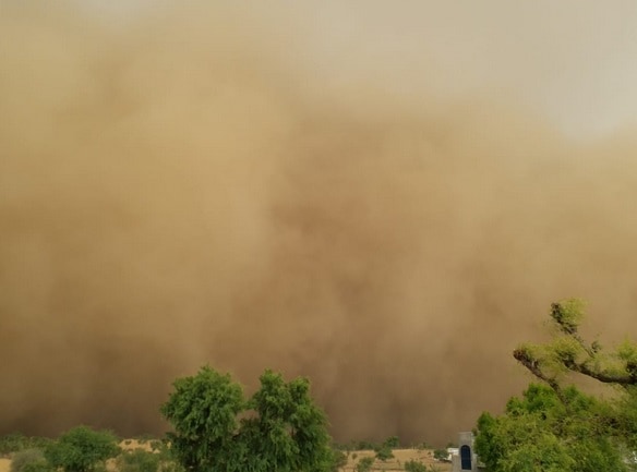 इस शहर में अचानक दिन में छाया अंधेरा, फिर आया धूल का बवंडर