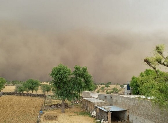 इस शहर में अचानक दिन में छाया अंधेरा, फिर आया धूल का बवंडर