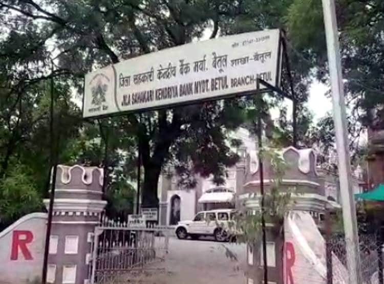 श्मशान घाट से उठाई धोती, फिर पेड़ से लटक कर किसान ने लगा ली फांसी