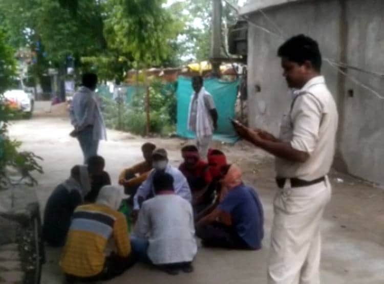 श्मशान घाट से उठाई धोती, फिर पेड़ से लटक कर किसान ने लगा ली फांसी