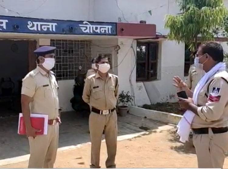 श्मशान घाट से उठाई धोती, फिर पेड़ से लटक कर किसान ने लगा ली फांसी