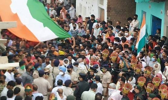 10 साल के बेटे ने दी मुखाग्नि, शहीद की पत्नी बोलीं- बदला ले सरकार