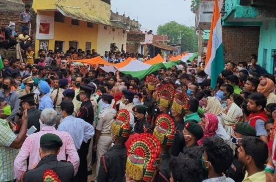 10 साल के बेटे ने दी मुखाग्नि, शहीद की पत्नी बोलीं- बदला ले सरकार