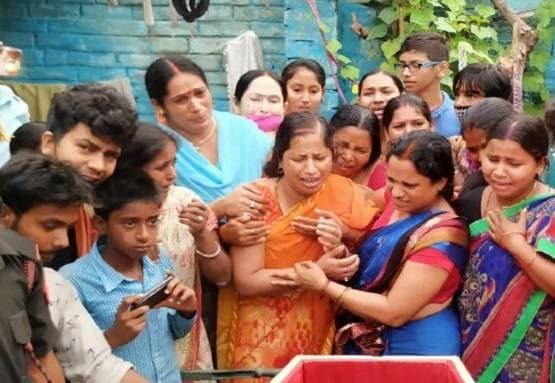 10 साल के बेटे ने दी मुखाग्नि, शहीद की पत्नी बोलीं- बदला ले सरकार