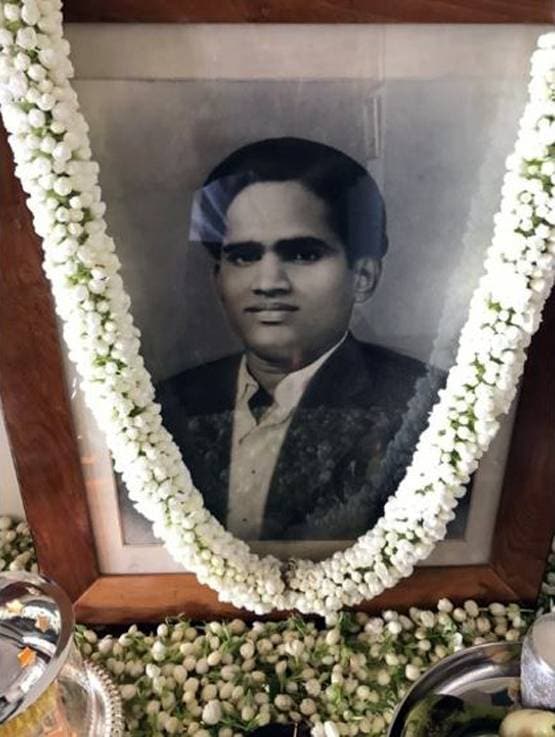 फादर्स डे पर यूं पुरानी यादें ताजा कर रहे बॉलीवुड सेलेब्स, Photos