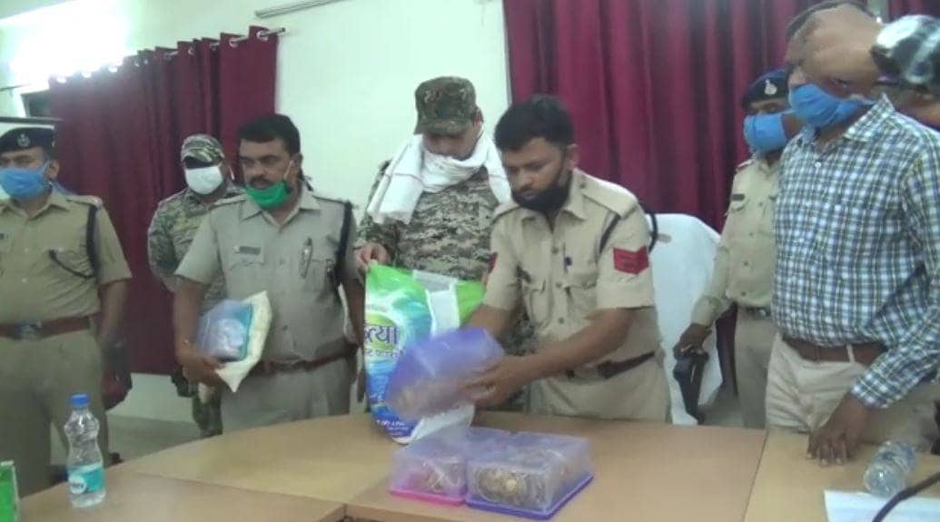 कैशियर ने गर्लफ्रेंड के साथ मिलकर चुरा लिया बैंक से 15 किलो सोना