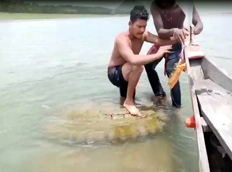 अचानक नदी के बाहर निकला 500 साल पुराना भगवान विष्णु का मंदिर