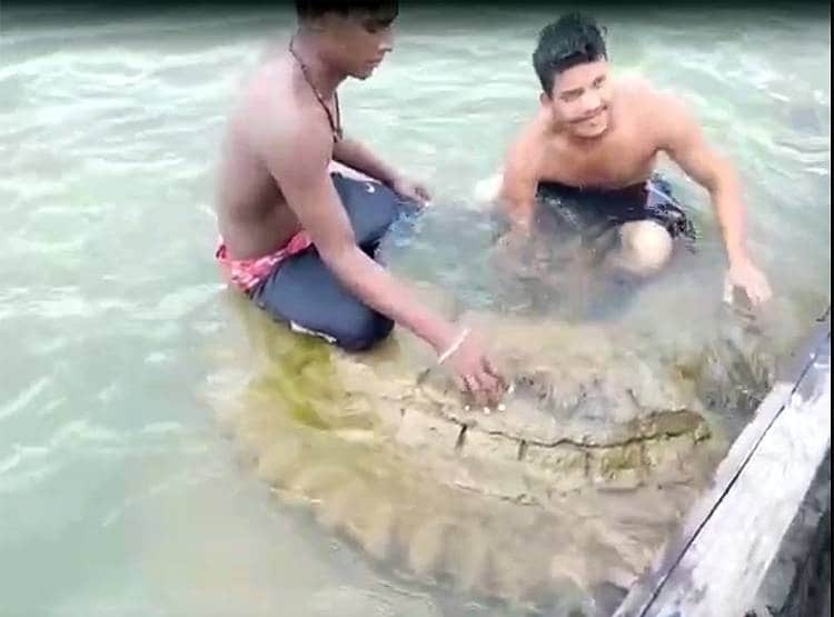 अचानक नदी के बाहर निकला 500 साल पुराना भगवान विष्णु का मंदिर