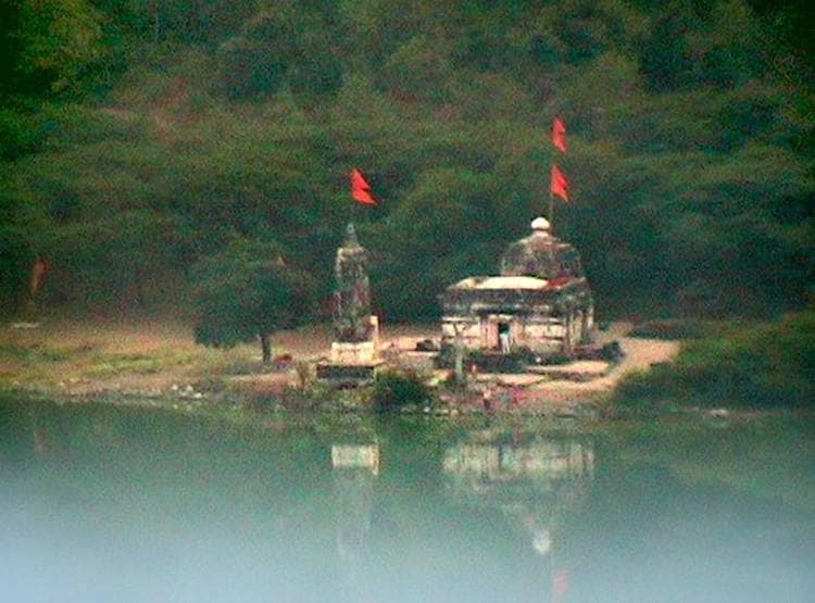 अचानक लाल हुआ लोनार झील का पानी, वैज्ञानिक हैरान, देखने उमड़ी भीड़