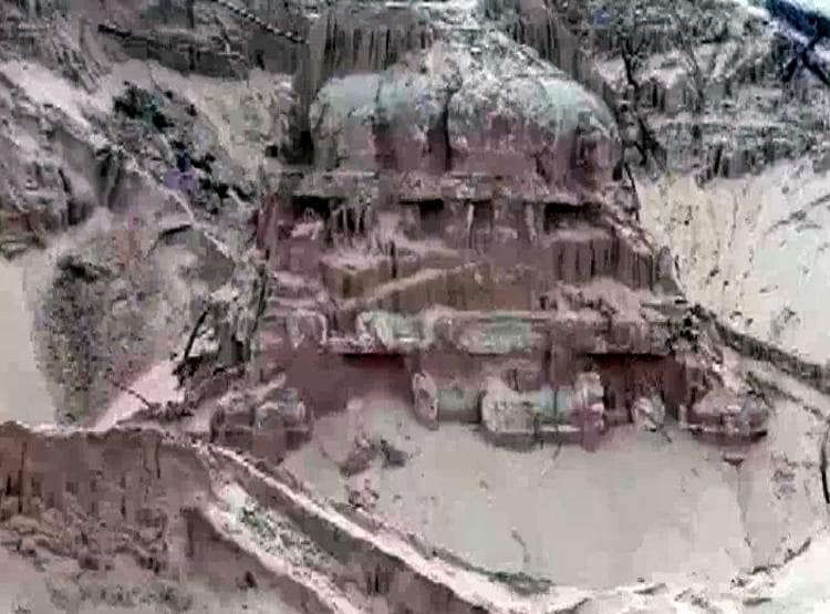 नदी किनारे हो रही थी रेत की खुदाई, अचानक दिखा दबा हुआ भव्य मंदिर