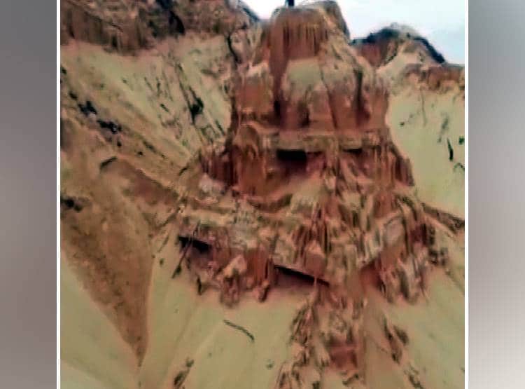 नदी किनारे हो रही थी रेत की खुदाई, अचानक दिखा दबा हुआ भव्य मंदिर