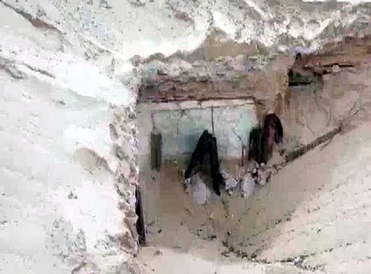 नदी किनारे हो रही थी रेत की खुदाई, अचानक दिखा दबा हुआ भव्य मंदिर