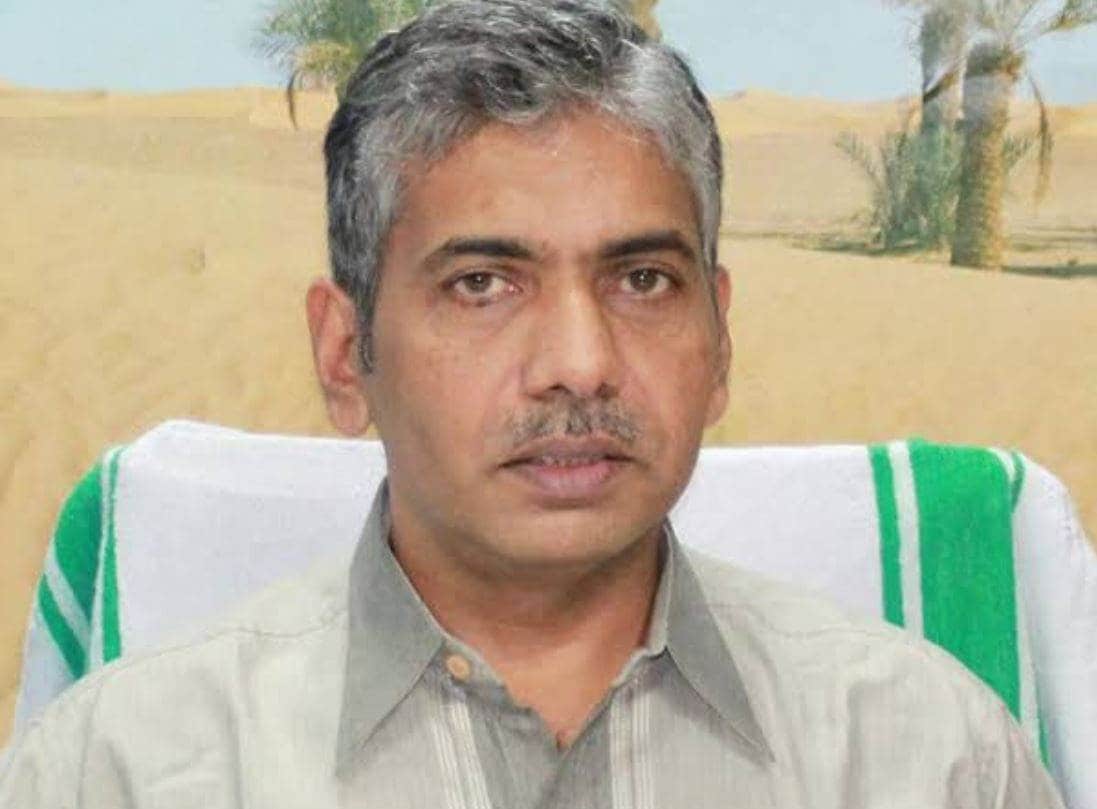 नौकरी के आखिरी दिन दफ्तर के फर्श पर सोए IPS अधिकारी, तस्वीर वायरल