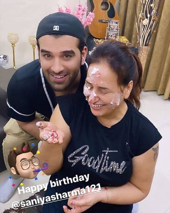 पारस ने सेलिब्रेट किया माहिरा शर्मा की मां का बर्थडे, मुंह पर लगाया केक