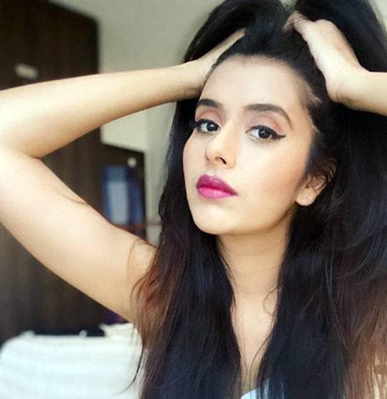 रेड टॉप- ब्लैक ट्राउजर में गॉर्जियस दिखीं सुष्मिता सेन की भाभी, Photos