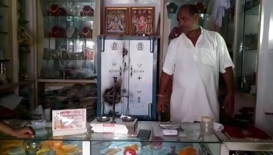 गैस कटर से काटा दुकान का शटर, चोरों ने उड़ा दी लाखों की ज्वेलरी