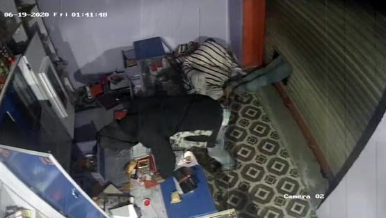 गैस कटर से काटा दुकान का शटर, चोरों ने उड़ा दी लाखों की ज्वेलरी
