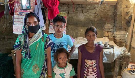 गरीबी को हराने के लिए मर्दों के बाल और दाढ़ी बनाती हैं सुखचैन देवी