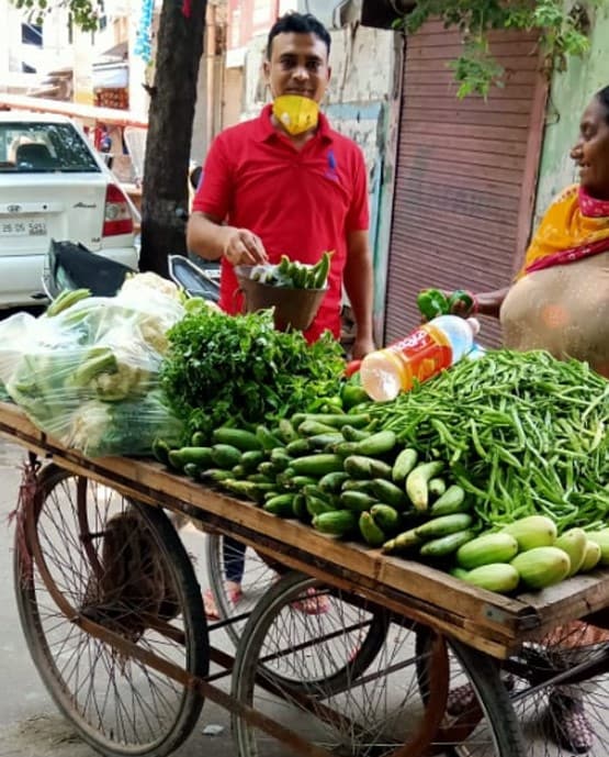 लॉकडाउन में बदहाली, दिल्ली के गेस्ट टीचर बेच रहे सब्जी, बना रहे पंक्चर