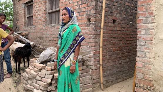 गरीबी को हराने के लिए मर्दों के बाल और दाढ़ी बनाती हैं सुखचैन देवी