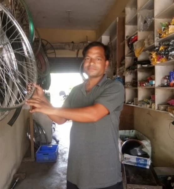 लॉकडाउन में बदहाली, दिल्ली के गेस्ट टीचर बेच रहे सब्जी, बना रहे पंक्चर