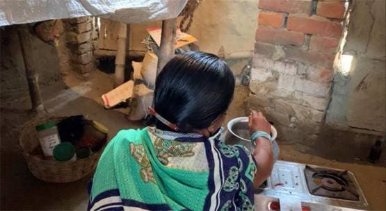 गरीबी को हराने के लिए मर्दों के बाल और दाढ़ी बनाती हैं सुखचैन देवी