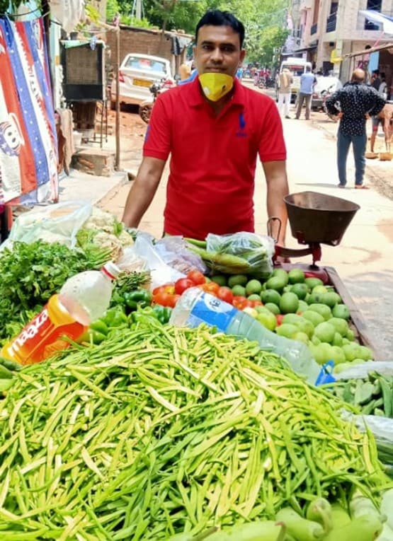 लॉकडाउन में बदहाली, दिल्ली के गेस्ट टीचर बेच रहे सब्जी, बना रहे पंक्चर