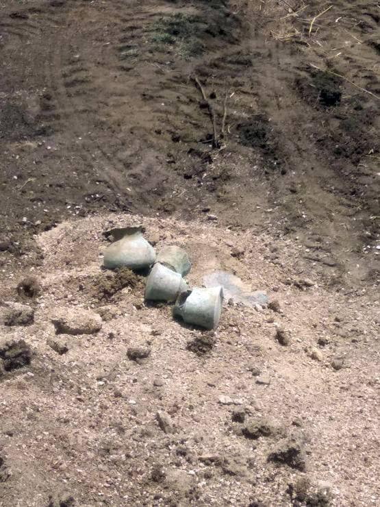 खेत में अटक गया किसान का हल, फिर जमीन के नीचे से निकाला खजाना