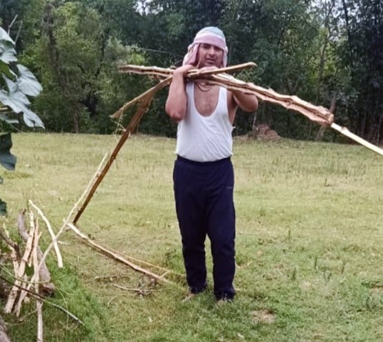 लॉकडाउन में बदहाली, दिल्ली के गेस्ट टीचर बेच रहे सब्जी, बना रहे पंक्चर