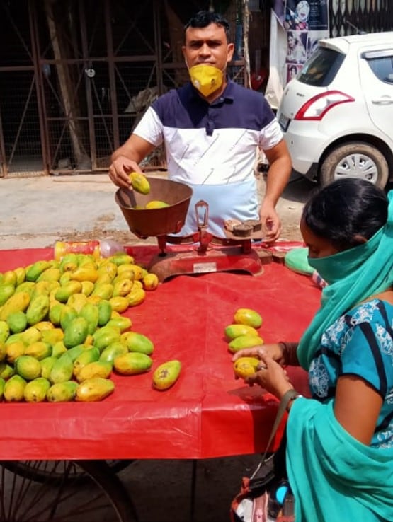 लॉकडाउन में बदहाली, दिल्ली के गेस्ट टीचर बेच रहे सब्जी, बना रहे पंक्चर