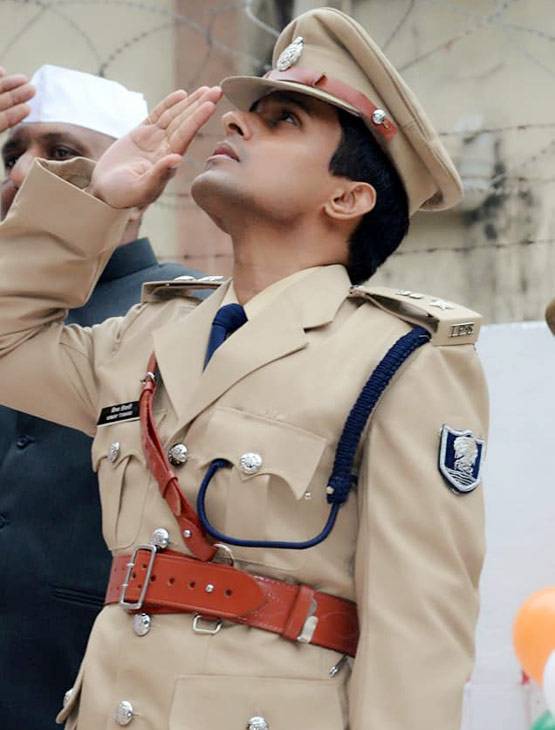 पिता ने कर्ज लेकर पढ़ाई इंजीनियरिंग, बेटे ने IPS बनकर ऐसे निभाया फर्ज