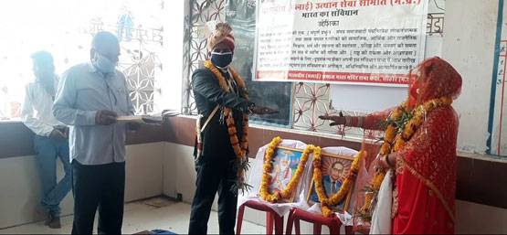 बाबा साहेब की फोटो और संविधान की शपथ लेकर इस जोड़े ने रचाई शादी