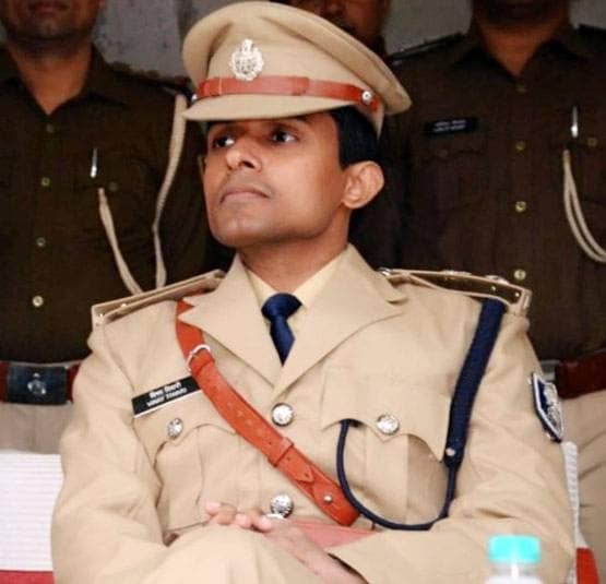 पिता ने कर्ज लेकर पढ़ाई इंजीनियरिंग, बेटे ने IPS बनकर ऐसे निभाया फर्ज