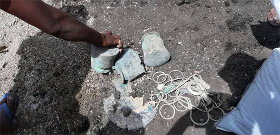 खेत में अटक गया किसान का हल, फिर जमीन के नीचे से निकाला खजाना