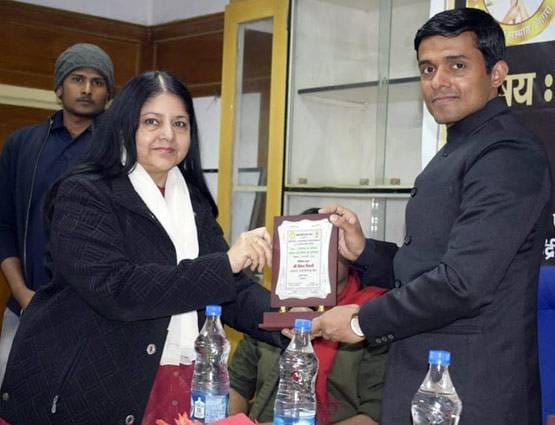 पिता ने कर्ज लेकर पढ़ाई इंजीनियरिंग, बेटे ने IPS बनकर ऐसे निभाया फर्ज