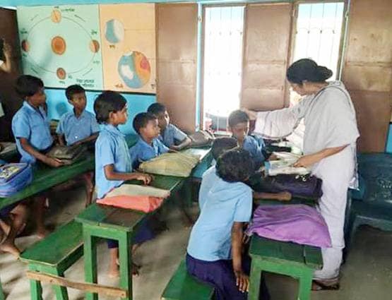 लॉकडाउन में बदहाली, दिल्ली के गेस्ट टीचर बेच रहे सब्जी, बना रहे पंक्चर