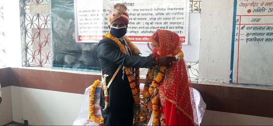बाबा साहेब की फोटो और संविधान की शपथ लेकर इस जोड़े ने रचाई शादी