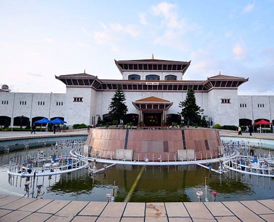 कौन हैं नेपाल की नेता सरिता गिरी, भारत का पक्ष लेने पर जिनके घर पर हुआ हमला