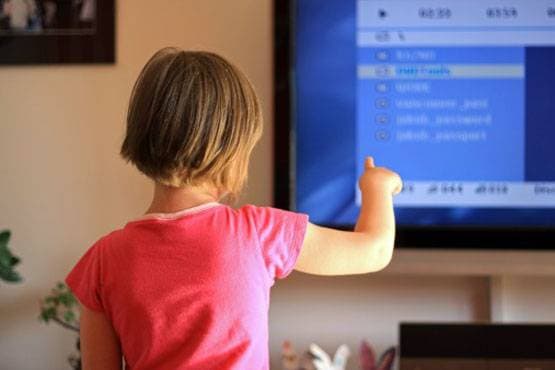 कौन हैं फादर डेविस, कभी अजनबी को दे दी थी किडनी, अब इसलिए जुटा रहे TV