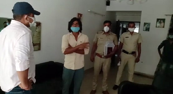 सैलून खोलते ही आई बदबू, बेड खोला तो उड़े होश, मिली लड़की की लाश