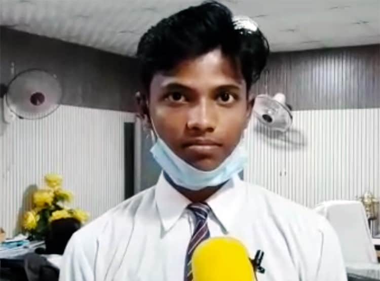 पुरानी किताबों से की पढ़ाई, UP में मिस्त्री के बेटे ने जिले में किया टॉप