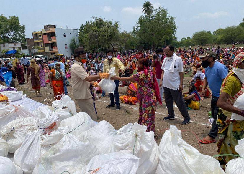 केंद्रीय मंत्री तोमर के बर्थडे पर बांटा जा रहा था राशन, एक-दूसरे पर टूटे लोग