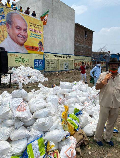 केंद्रीय मंत्री तोमर के बर्थडे पर बांटा जा रहा था राशन, एक-दूसरे पर टूटे लोग