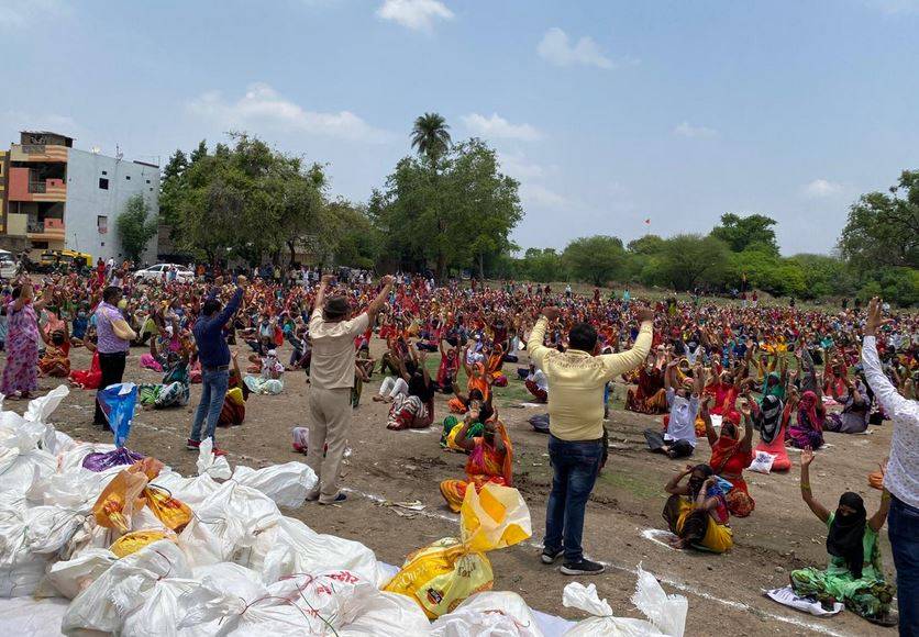 केंद्रीय मंत्री तोमर के बर्थडे पर बांटा जा रहा था राशन, एक-दूसरे पर टूटे लोग