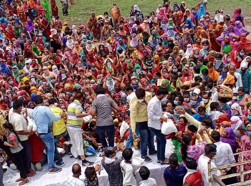 केंद्रीय मंत्री तोमर के बर्थडे पर बांटा जा रहा था राशन, एक-दूसरे पर टूटे लोग