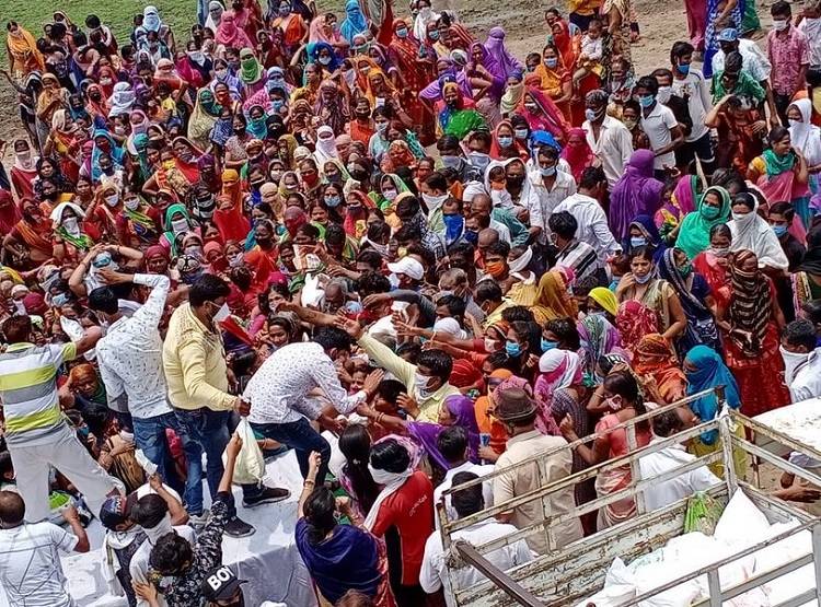 केंद्रीय मंत्री तोमर के बर्थडे पर बांटा जा रहा था राशन, एक-दूसरे पर टूटे लोग