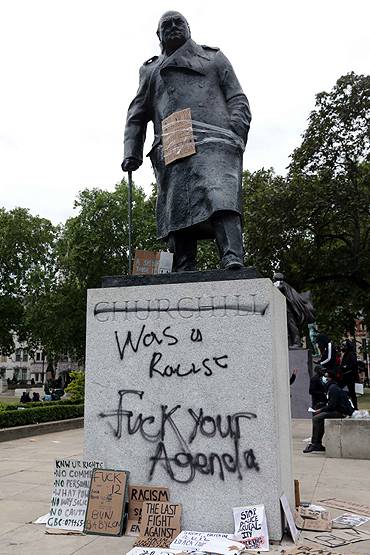 रंगभेद की लड़ाई इतिहास पर आई, जानें US से यूरोप तक क्यों तोड़ी जा रहीं मूर्तियां?