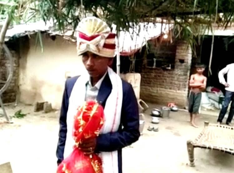 दूल्हा बने देखना चाहता था 90 साल का पिता, बेटे ने लकड़ी से कर ली शादी