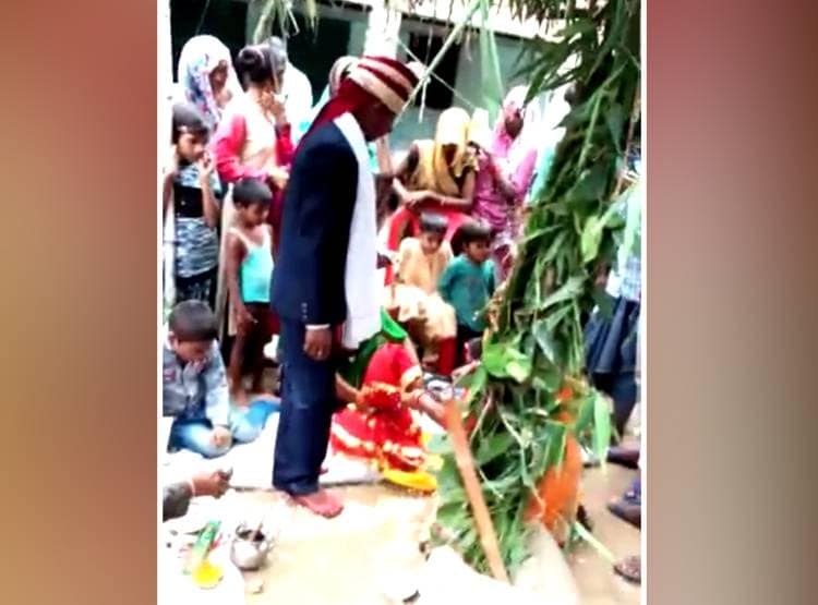 दूल्हा बने देखना चाहता था 90 साल का पिता, बेटे ने लकड़ी से कर ली शादी