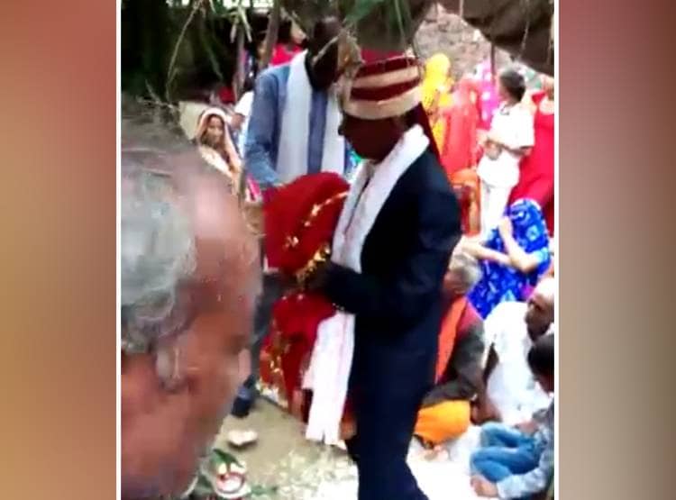 दूल्हा बने देखना चाहता था 90 साल का पिता, बेटे ने लकड़ी से कर ली शादी